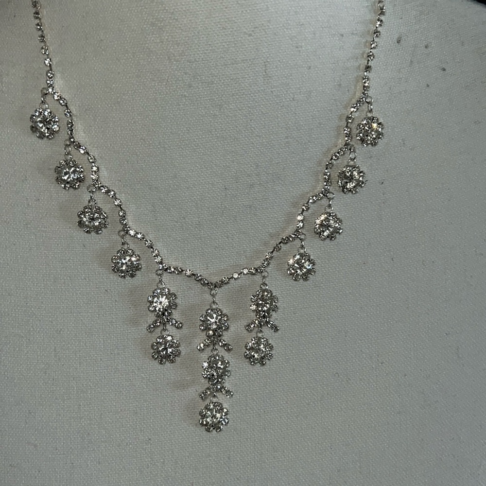 NWOT Dillards silver & rhinestone flower necklace adjustable!